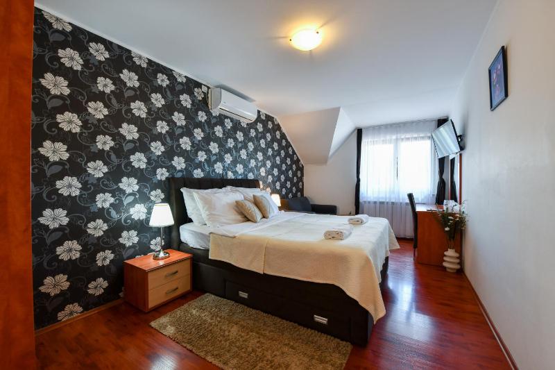 Double Room image 3