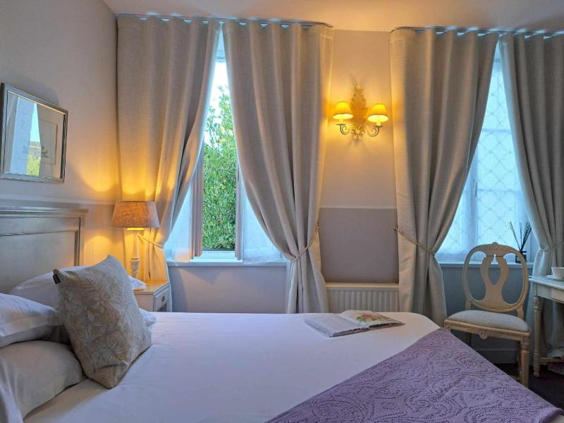 Standard Double Room With Partial Garden View image 2