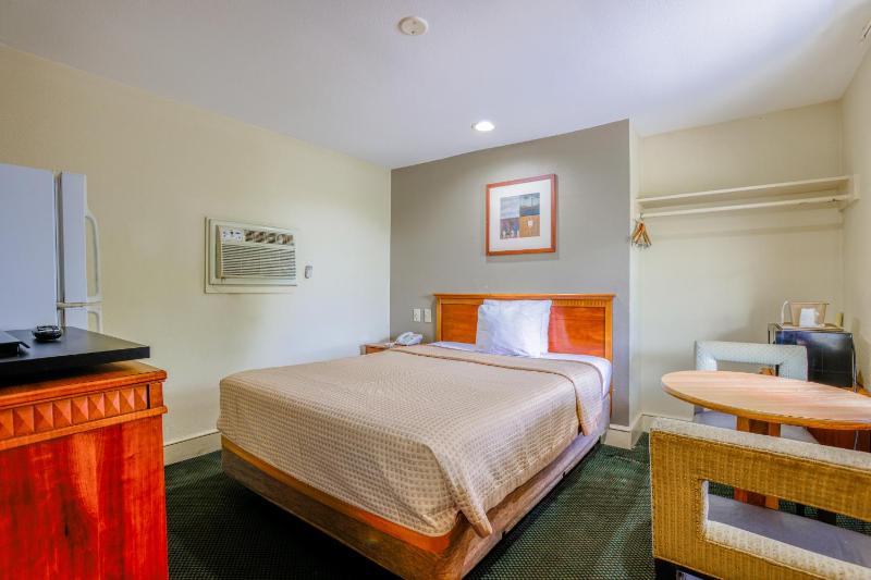 Full Bed Non-Smoking image 2