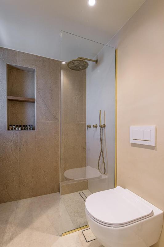Deluxe Double Room image 2