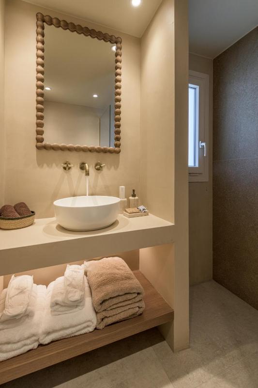 Deluxe Double Room image 3