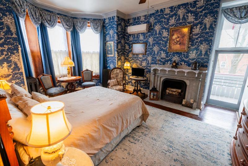 Deluxe Queen Room image 4