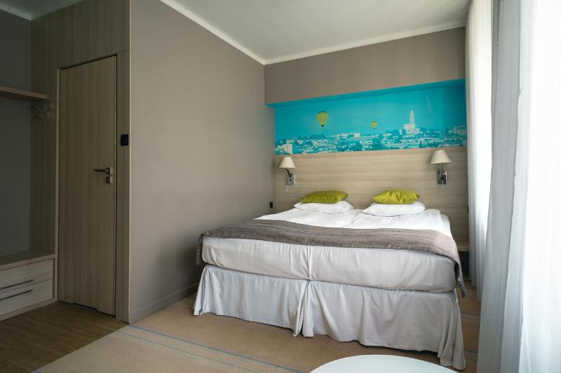 Standard queen room with access to the wellness and fitness area image 3