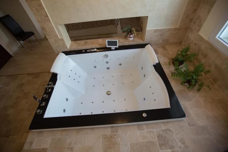 King Room with Whirlpool image 2