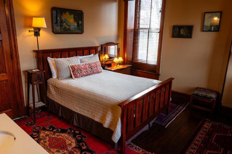 Deluxe Queen Room image 1