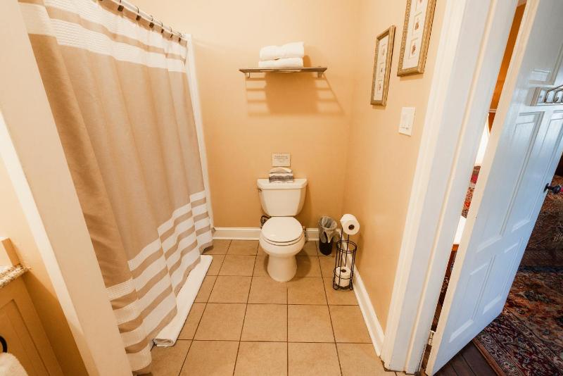 Deluxe Queen Room image 2