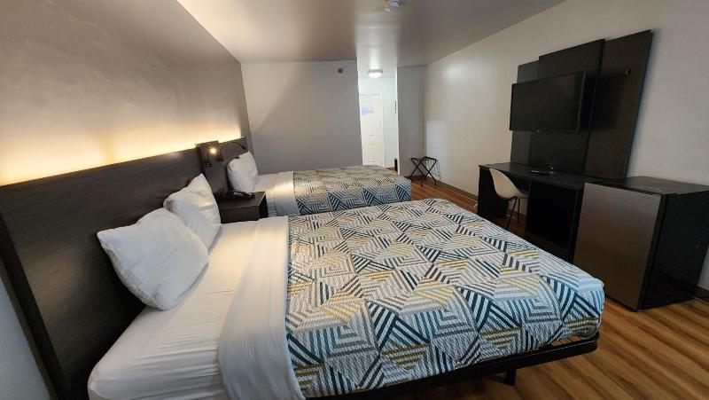 Queen Room with Two Queen Beds - Non-Smoking image 3