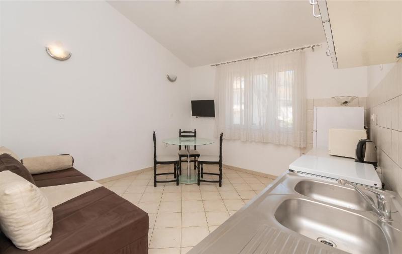 One-Bedroom Apartment with Sea View image 4