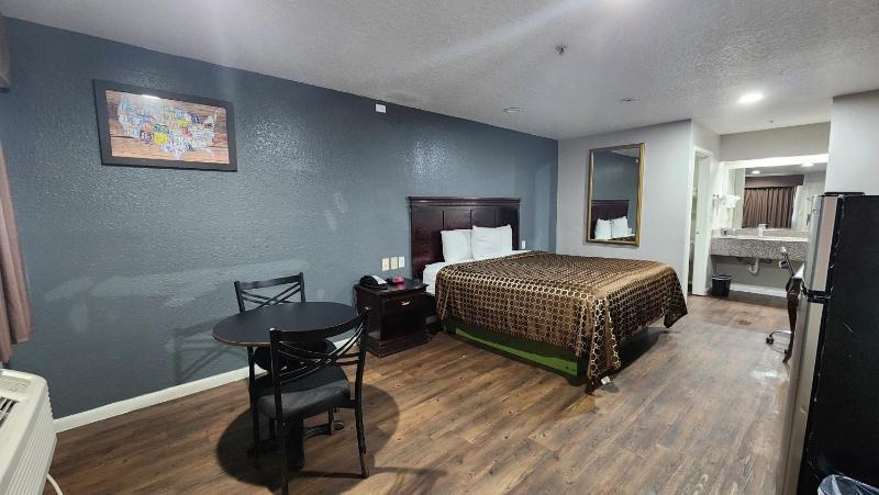 Express Inn Hobby Airport - image 2