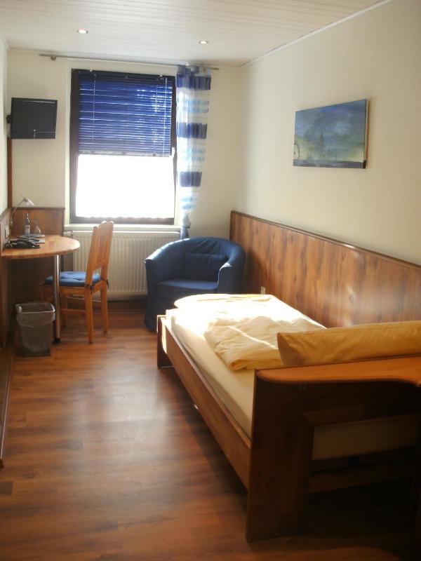 Standard Single Room image 4