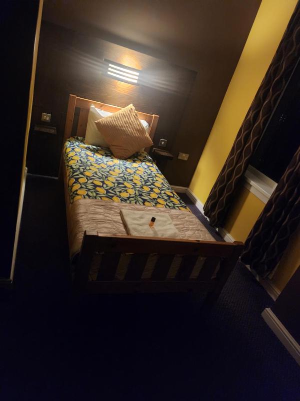 Single Room with Shower image 1