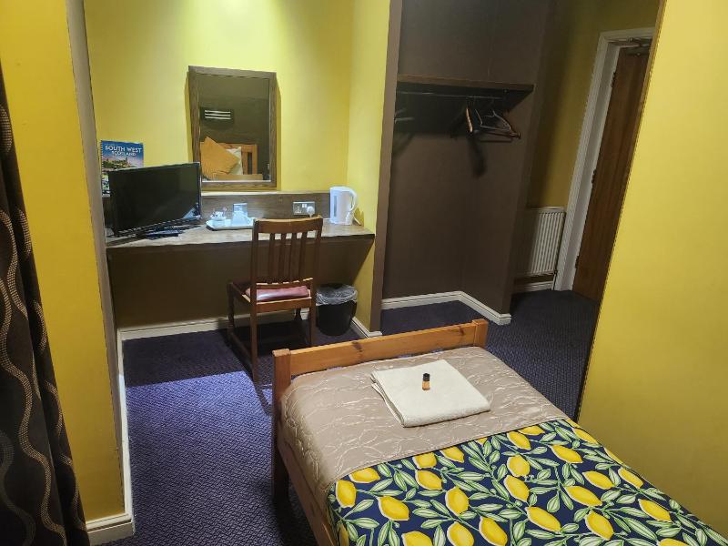 Single Room with Shower image 3