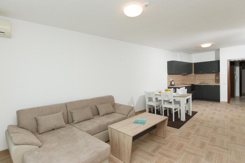 Deluxe One-Bedroom Apartment with City View image 3