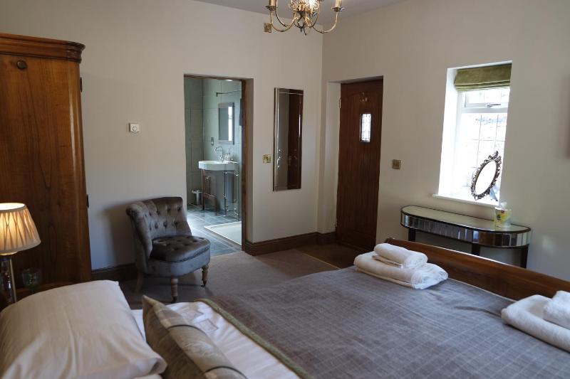 Superior King Room image 3