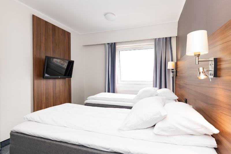 Standard Twin Room image 4