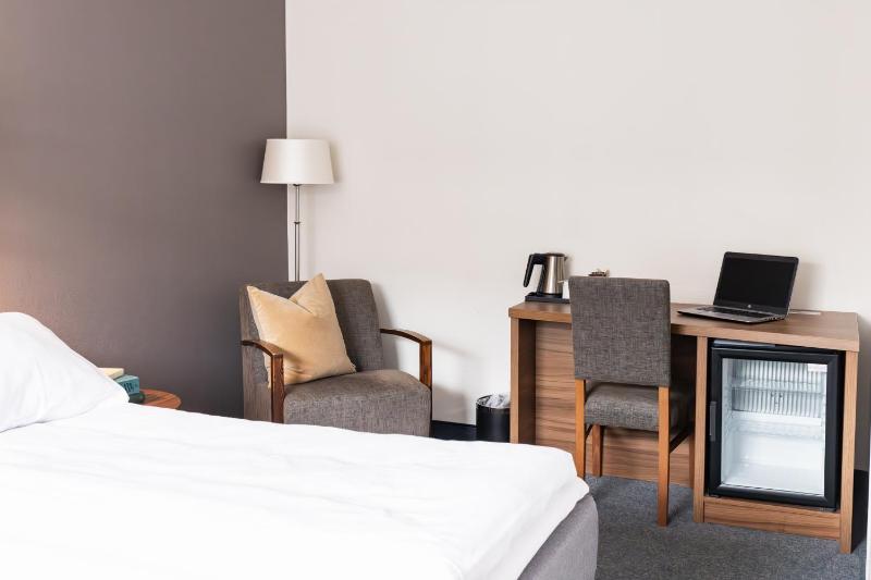 Standard Twin Room image 3