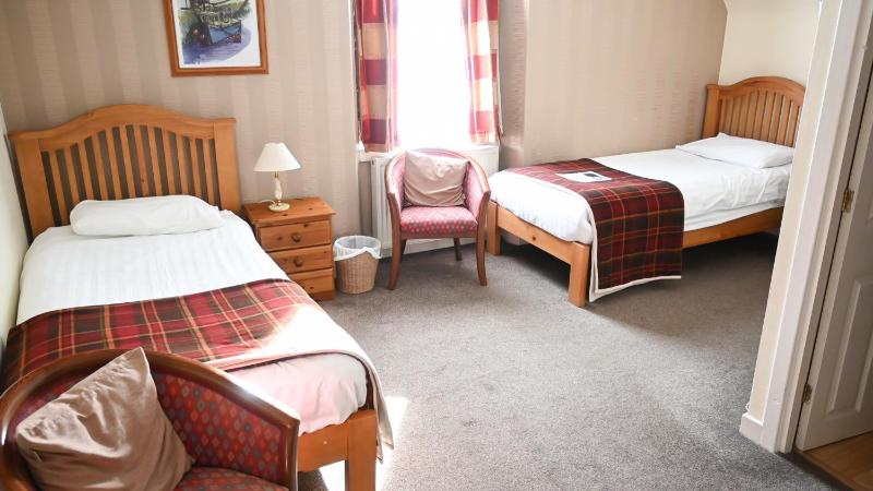 Twin Room image 4