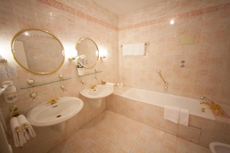 Superior Deluxe Double or Twin Room  image 3