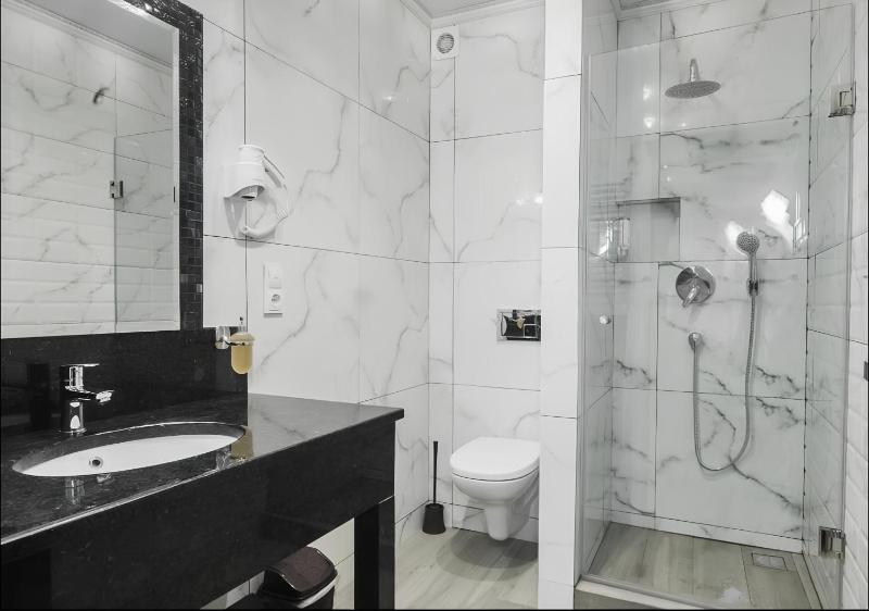 Deluxe Suite with Spa Access  image 1