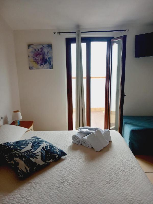 Double Room with Balcony and Sea View image 3