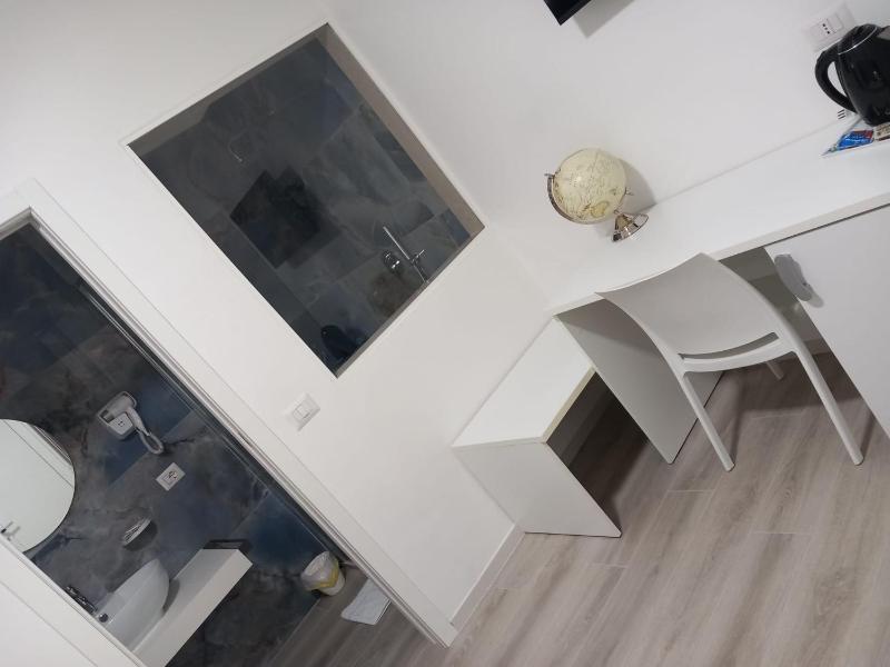 Superior King Room image 4