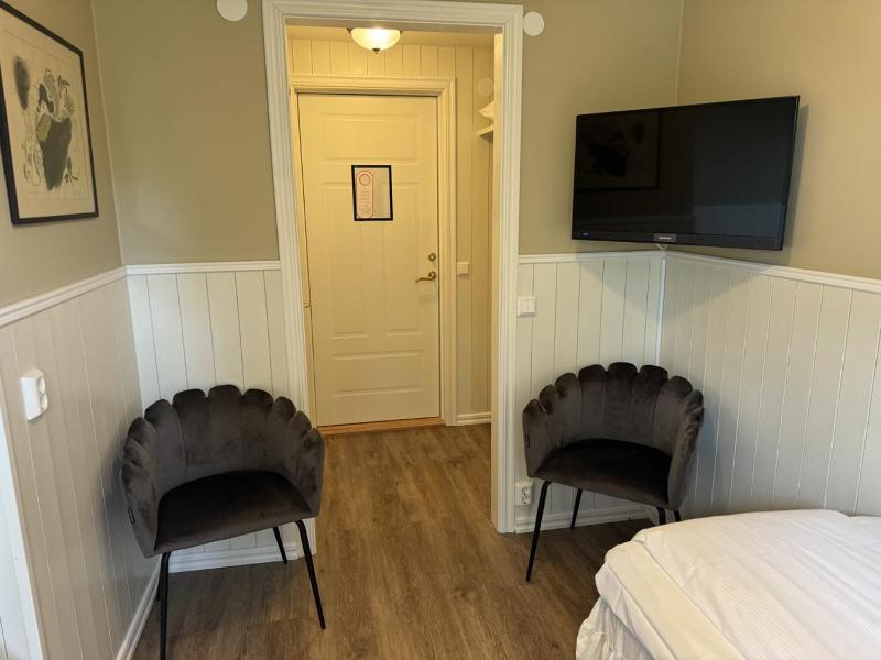 Small Twin Room image 2