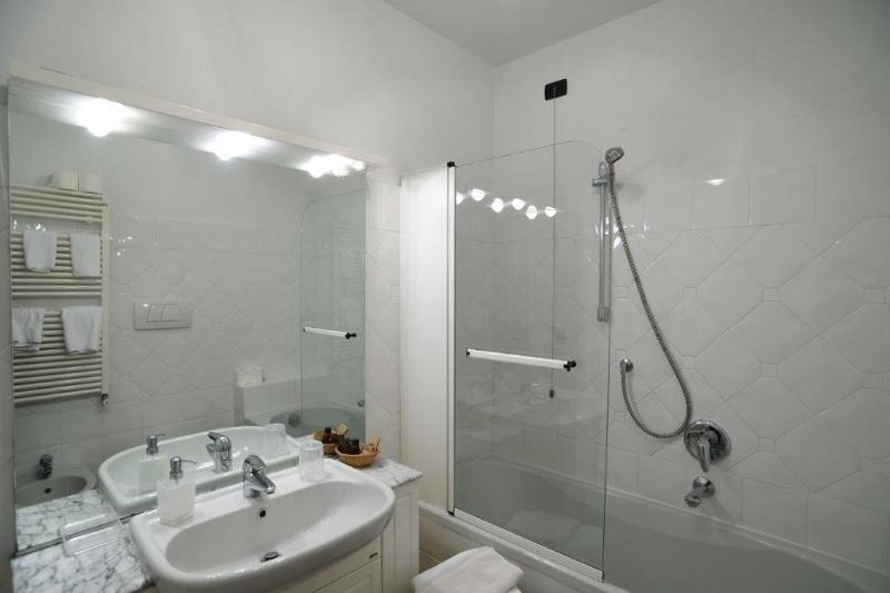 Three-Bedroom Deluxe Apartment image 3