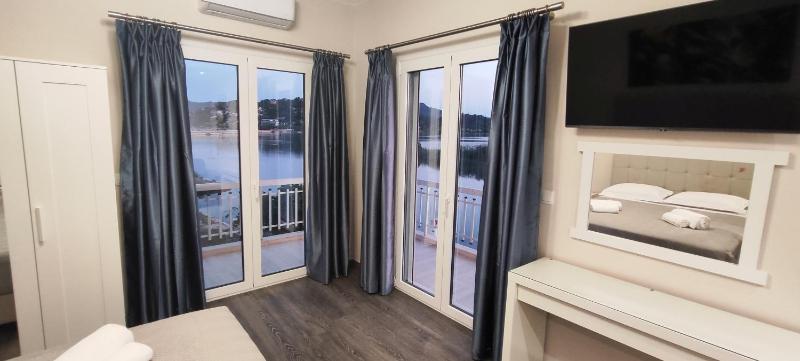 Two-Bedroom Deluxe Apartment with Ocean View image 4