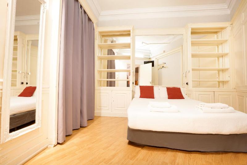 Standard Double Room with Shared Bathroom image 3