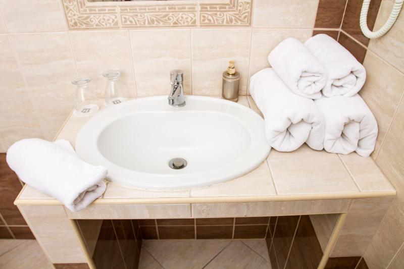 King Room with Spa Bath image 4