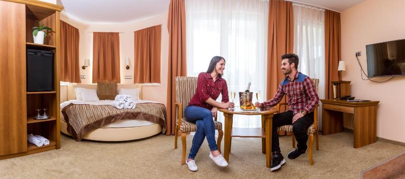 King Room with Spa Bath image 3