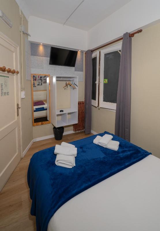 Small Double Room with Shared Bathroom image 4