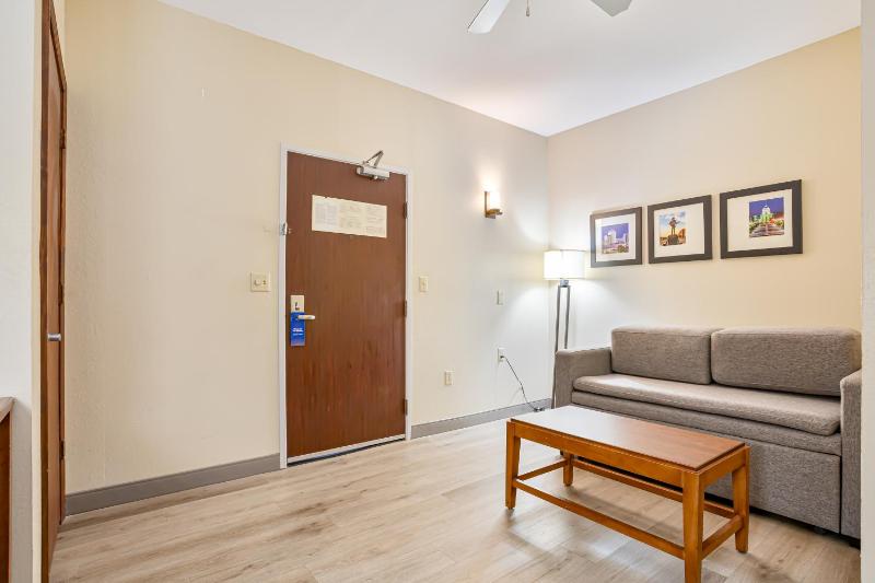 King Suite with Shower - Non-Smoking image 2