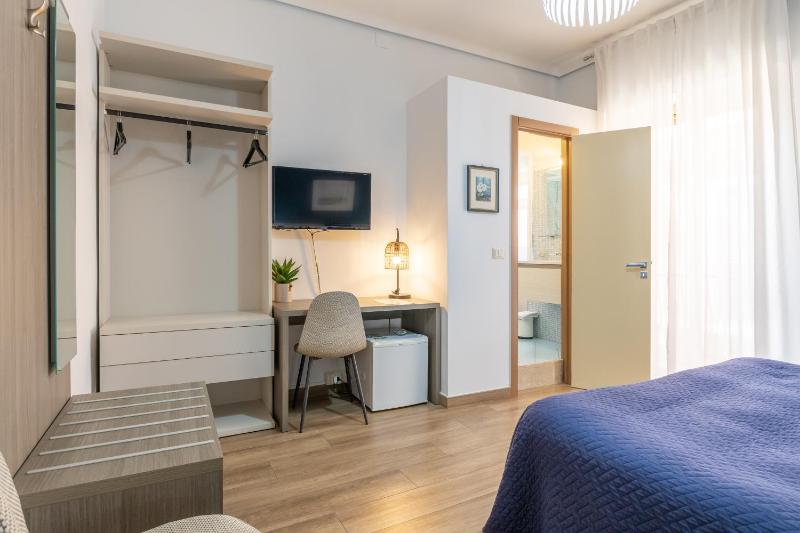 Double Room image 4