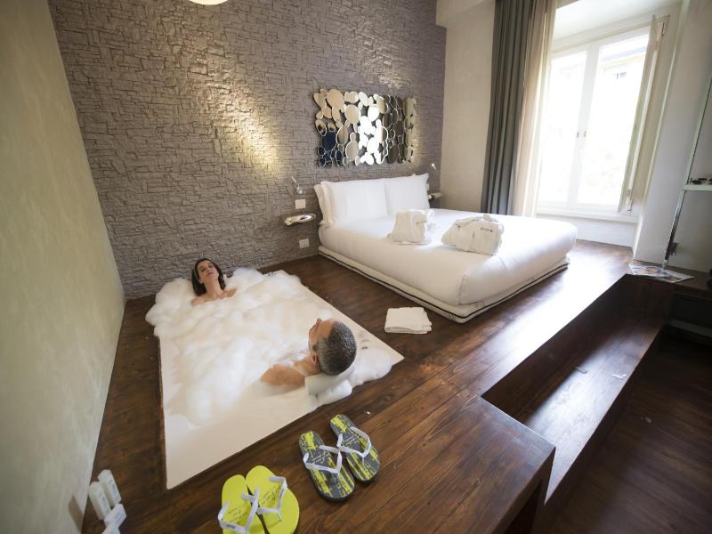 Luxury Suite with Spa Bath image 1