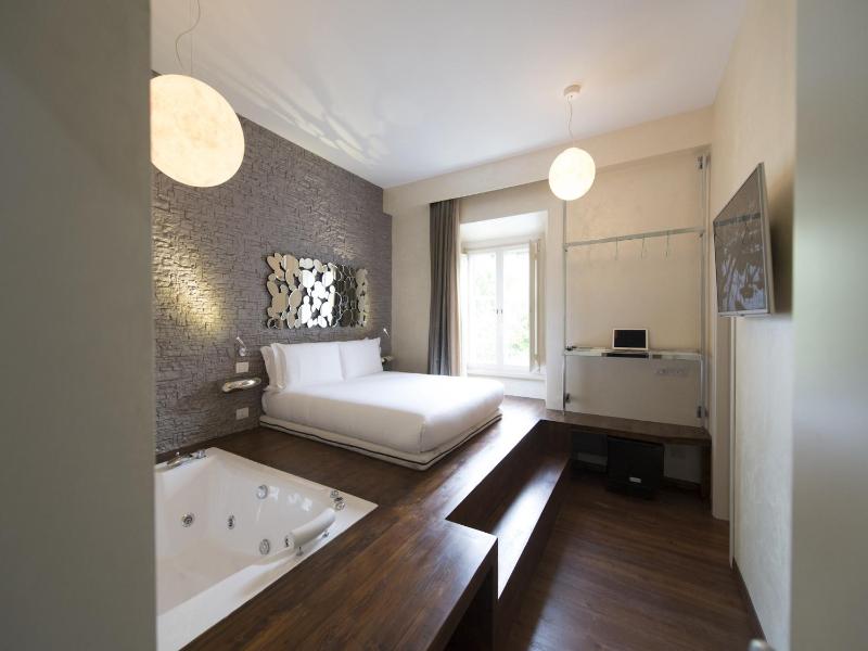 Luxury Suite with Spa Bath image 3