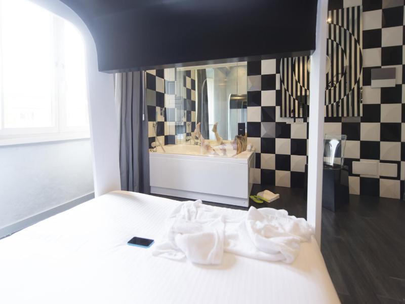 Deluxe Double Room with Spa Bath  image 3