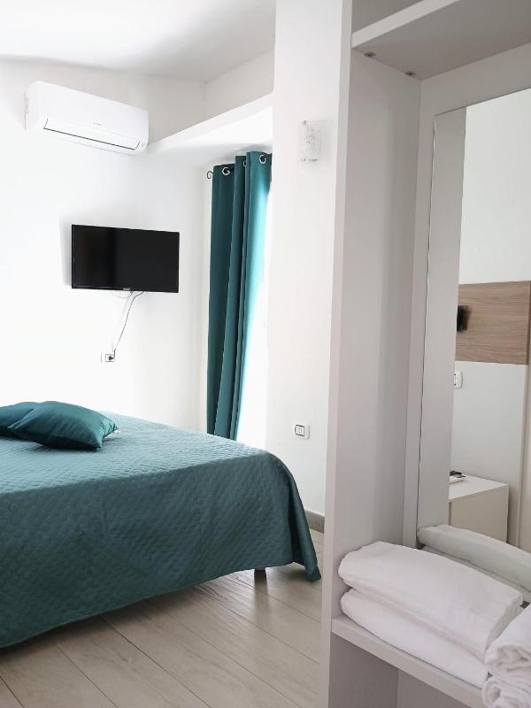 Double Room with Balcony image 4