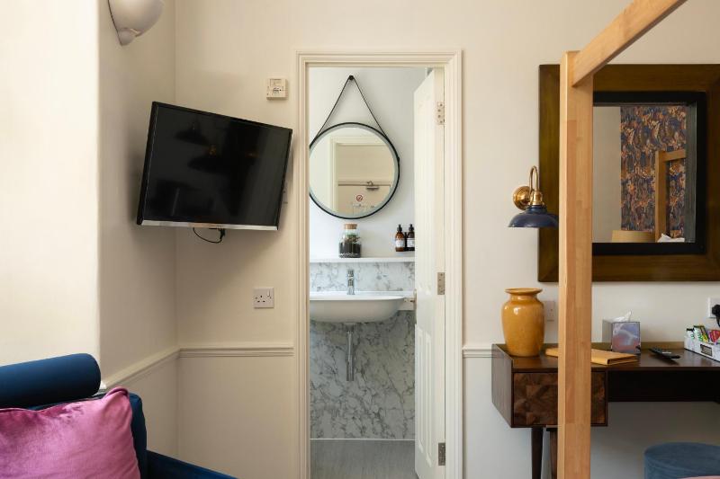 Deluxe King Room image 2