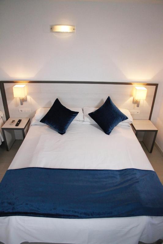 Double Room with Balcony image 4