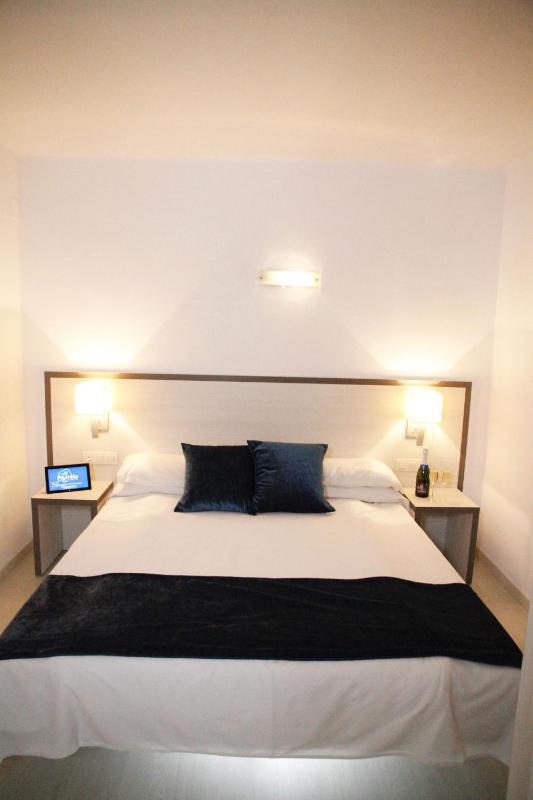 Double Room with Balcony image 3