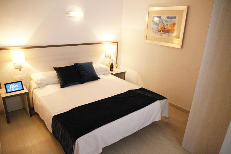 Double Room with Balcony image 4