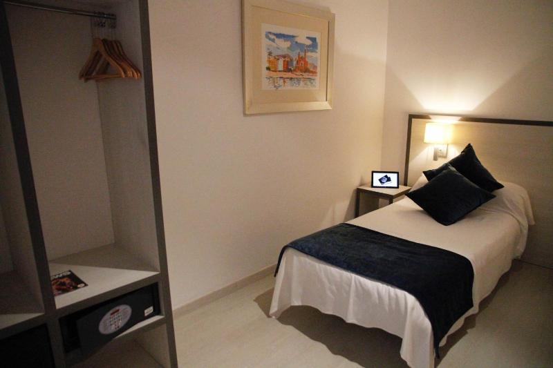 Economy Twin Room image 3