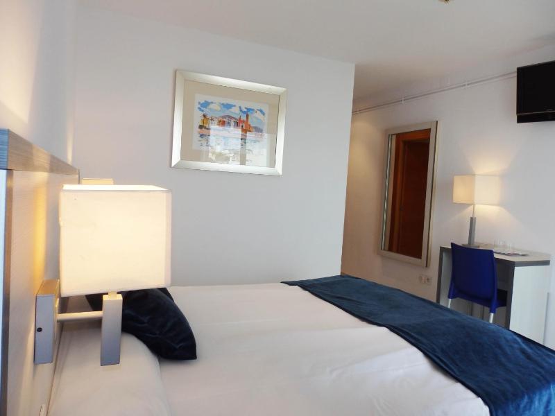 Economy Double Room image 3