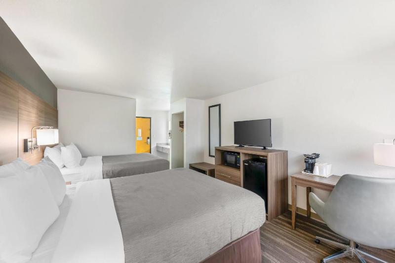 Queen Room with Two Queen Beds image 3