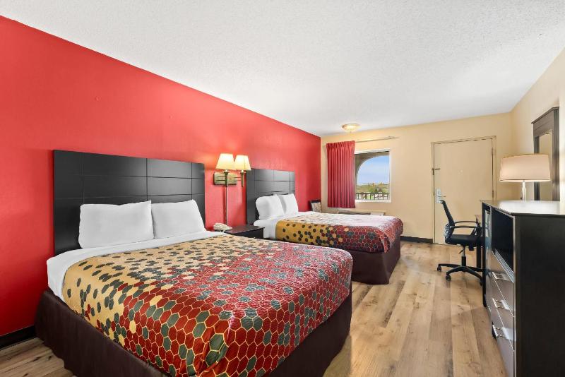 Queen Room with Two Queen Beds - Smoking image 4