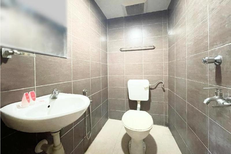 OYO 90324 Muar Station Hotel - image 39