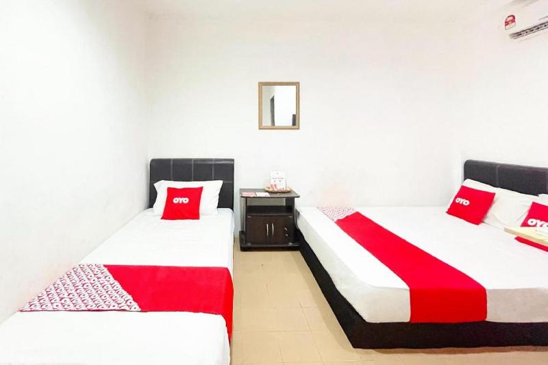 OYO 90324 Muar Station Hotel - image 26