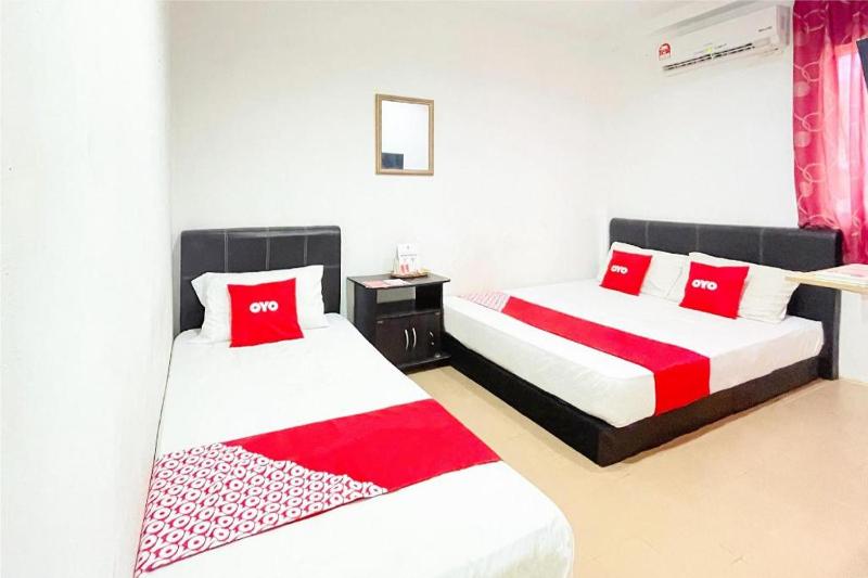OYO 90324 Muar Station Hotel - image 31