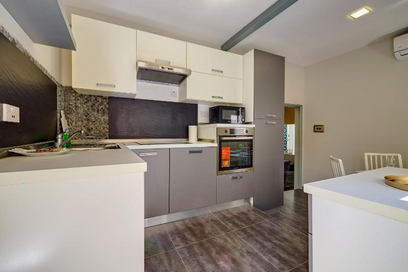 Sliema Townhouse with Rooftop Terrace by Buena Vista - image 15